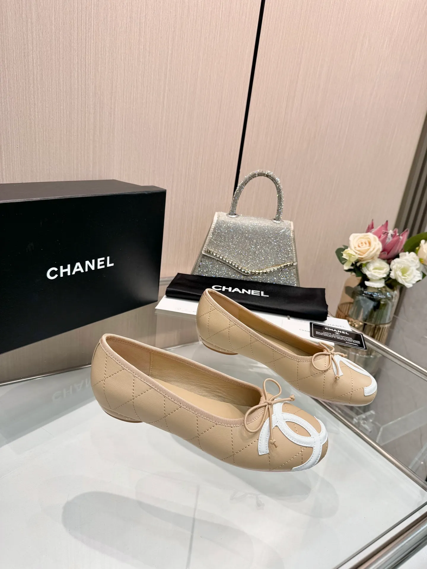 👟👟Ex-factory price 500👟👟 | ²⁰²5 𝐬𝐬 🤍🤎𝐂𝐇𝐀𝐍𝐄𝐋Chanel 26A catwalk style handmade Mary Jane women's shoes. Ballet shoes are so amazing, the bow pattern is so cute! Even if I don’t wear flat shoes, I can’t resist the temptation! The second recommended pair of Chanel logo women's shoes has great texture and is versatile. It is made of lambskin and has an original two-color outsole. Size: 35-40 (41 can be customized and cannot be returned or exchanged)